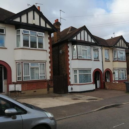 Lovely 3 Bedrooms Flat Near Romford Station With Free Parking Exteriér fotografie