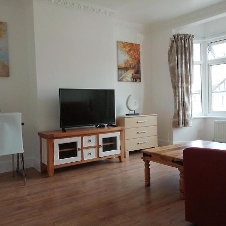 Lovely 3 Bedrooms Flat Near Romford Station With Free Parking Exteriér fotografie