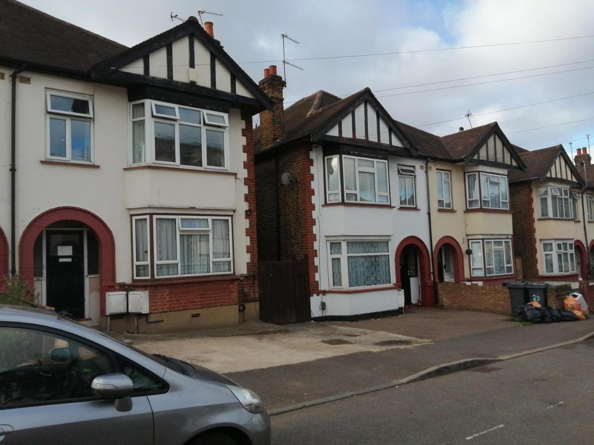 Lovely 3 Bedrooms Flat Near Romford Station With Free Parking Exteriér fotografie