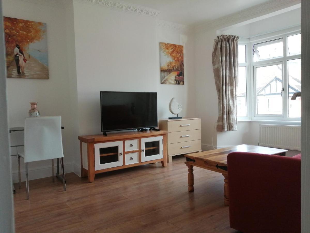 Lovely 3 Bedrooms Flat Near Romford Station With Free Parking Exteriér fotografie