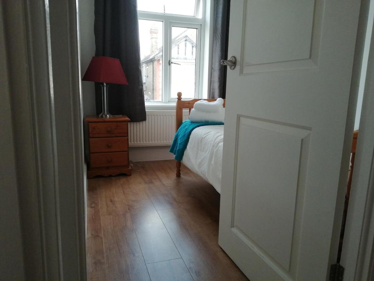 Lovely 3 Bedrooms Flat Near Romford Station With Free Parking Exteriér fotografie